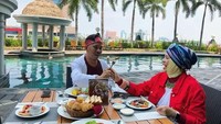 Merayakan anniversary yang ke 25 tahun. Pasangan yang biasa disapa Bu Gen dan Pak Hali ini tampak romantis makan bersama. Foto: Instagram @genifaruk