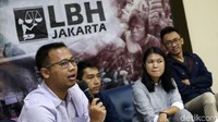 Koalisi Masyarakat Sipil Selamatkan MK mengkritik proses seleksi hakim MK yang jangka waktunya terlalu pendek serta minimnya informasi terkait siapa saja panel ahli yang akan menguji para calon hakim konstitusi itu. 
