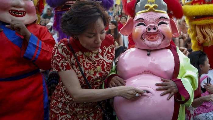 Ilustrasi Imlek Tahun Babi. Foto: BBC World Ilustrasi Imlek Tahun Babi. Foto: BBC World