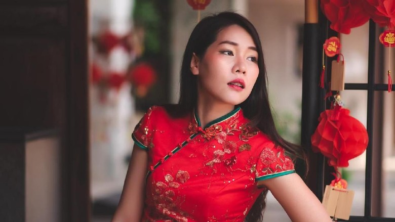 imlek ilustrasi Asian Chinese Woman Wearing Cheongsam Traditional Red Dress Siting on Chair Fashion Posting Chinese New Year