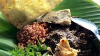 Bisa dinikmati dengan lontong atau nasi merah yang pulen. Bumbu pecel dari wijen hitam yang gurih jadi ciri khasnya. Foto : Instagram @anindyakputri