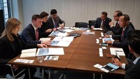 CEO Pembiayaan Investasi Non Anggaran Pemerintah (PINA Center) Ekoputro Adijayanto (ketiga kiri) didampingi delegasi melakukan pertemuan dengan Global Head & Bond Syndicate Standard Chartered Bank Spencer Maclean (kanan tengah) didampingi Regional Head & Public Sector Europe Katharine Steger (ketiga kanan) serta Executive Director & Blended Finance for Public Sector Deniz Harut (kanan), di kantor Standard Chartered Bank, London, Inggris, Senin (4/2/2019). Foto: dok. PINA