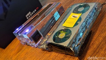 Sebab pada paketan penjualan hanya dijual unit GPU-nya saja. Sementara kotak bening itu hanya untuk memajang Radeon 7. Foto: Adi Fida Rahman/detikINET