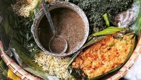 Pecel ndeso kecuali dijual di rumah makan juga biasa dijajakan pedagang keliling dalam bakul. Semua sayuran ditaruh dalam tampah. Foto : Instagram @bang_ary