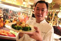 Meracik Yee Sang dan Aksi Barongsai Meriahkan Imlek di Hotel Berbintang Ini