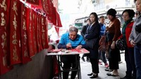 Seorang penulis kaligrafi Cina menyelesaikan antrean pesanannya. Istimewa/Nora Tam/SouthChinaMorningPost.