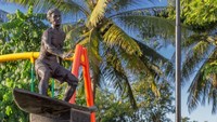 Penataan di Desa Kuta yang dilakukan Kementerian PUPR melalui Ditjen Cipta Karya di antaranya membangun landmark Desa Kuta dengan desain patung peselancar semakin memperkuat identitasnya sebagai tempat yang baik untuk berselancar. Istimewa/Kementerian PUPR.
