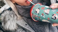 Julia memiliki wajah cantik yang diakuinya sebagai wajah asli tanpa operasi. Julia juga memiliki mata yang cantik. Lewat Instagramnya, wanita berambut pirang ini senang berbagi momen.  Foto: Instagram @pink_huink