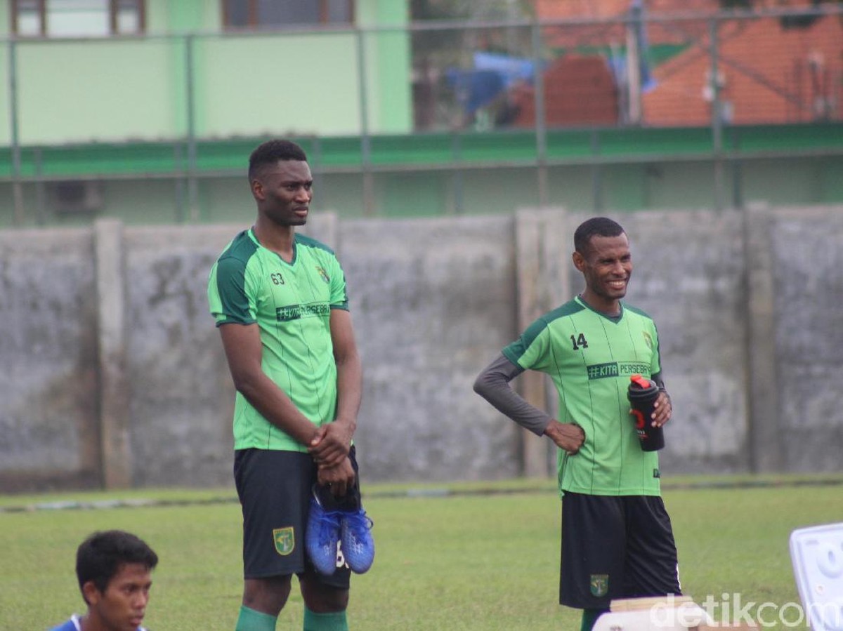 Pemain baru Persebaya Surabaya, Amido Balde (kiri) dalam latihan di Stadion Jenggolo, Selasa (5/2). (Foto: Suparno/detikcom)