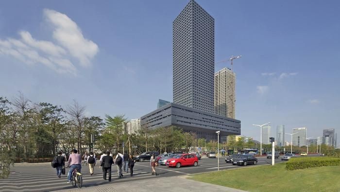 Perdagangan pasar modal menjadi salah satu pilihan dalam menggenjot perekonomian suatu negara. Termasuk di negara Cina, berikut ini penampakan gedung Shenzen Stock Exchange, salah satu pusat perdagangan pasar modal Cina, setelah Bursa Shanghai.