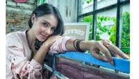 Eits! Tanpa makanan, Angie bergaya di restoran Instagramable. “💐 are colorful as my life. Making friends, going out, and being nice to everyone .... 💕,” tulisnya. Foto: Instagram @nonangie