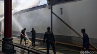 Meski telah padam, petugas Damkar masih melakukan pendinginan.
