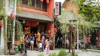 Suasana khas Tionghoa begitu terasa di tempat wisata tersebut.