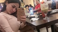 Penyanyi dangdut berusia 26 tahun ini ternyuata juga suka minum jus alpukat. Usai makan malam, Cupi pilih jus alpukat sebagai hidangan penutupnya. Foto: Instagram @cupitagobas19