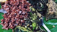 Jenis sayuran untuk pecel ndeso sangat beragam seperti daun pepaya, selada air, krokot hingga kembang turi. Dilahap dengan tempe goreng makin mantap. Foto : Instagram @okysetiarso