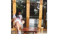 Jalan-jalan ke Bali, Angie santai di Living Stone Bakery. Ia terlihat pose sambil menikmati minuman dingin. Foto: Instagram @nonangie