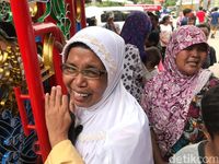 Ibu Wati (kerudung putih) dan Suparmi (kerudung biru).