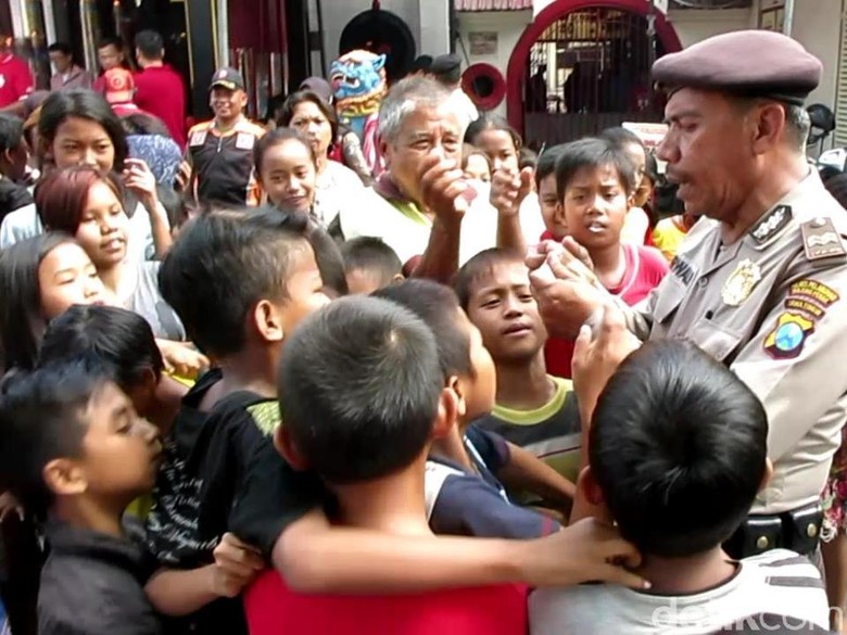 Pengemis dan Anak-anak Berebut Angpau di Klenteng Surabaya Pengemis dan Anak-anak Berebut Angpau di Klenteng Surabaya