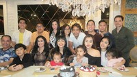 Ini dia kenangan manis saat keluarga Della berkumpul bersama. Tak hanya ada ibu dan ayahnya, foto yang diunggah bulan Oktober 2016 itu juga memperlihatkan sosok sang kakak, mendiang Julia Perez. Foto: Instagram @dellalled