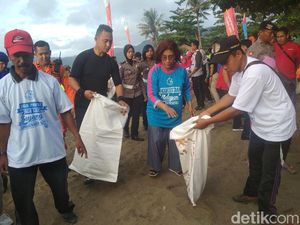 Bareng Warga, Menteri Susi Bersih-bersih Pantai Prigi