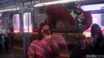 Barongsai Sapa Penumpang KRL