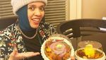 Berjiwa Muda, Begini Gaya Ibunda Atta Halilintar Saat Kulineran