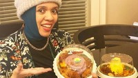 Ibu dari Atta Halilintar hingga Qahtan Halilintar ternyata suka menikmati makanan tradisional. Salah satunya nasi kuning dengan paduan lauk komplet. Foto: Instagram @genifaruk