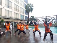 Cara Unik Wanita di Surabaya Cegah Kanker dengan Yoga 