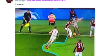 Coba lihat lagi deh, nggak offside kan. (Foto: Internet/Twitter)
