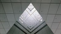 Menara ini juga menjadi gedung pertama di luar Amerika Utara yang menembus tinggi 300 m, pada tahun 1989. (istimewa/jmhdezhdez.com).