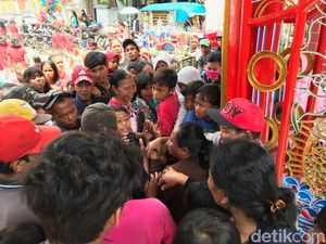 Berebut Berkah di Klenteng Hok Lay Kiong Bekasi: Koh...Angpao Koh!