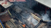 Bangunan vihara yang sebagian besar terbuat dari kayu membuat api dengan cepat membesar. 