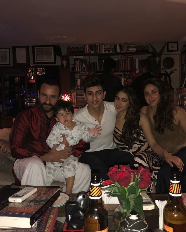Sara Ali Khan yang merupakan anak pertama Saif Ali Khan ini lebih suka makan makanan rumahan dan makan pada interval waktu yang teratur. Sara juga tak membuat dirinya kelaparan demi kesuksesan dietnya. Ia pun banyak makanan kaya serat dan memulai harinya dengan segelas air hangat. Foto: Dok. Instagram @saraalikhan95