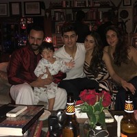 Sara Ali Khan yang merupakan anak pertama Saif Ali Khan ini lebih suka makan makanan rumahan dan makan pada interval waktu yang teratur. Sara juga tak membuat dirinya kelaparan demi kesuksesan dietnya. Ia pun banyak makanan kaya serat dan memulai harinya dengan segelas air hangat. Foto: Dok. Instagram @saraalikhan95