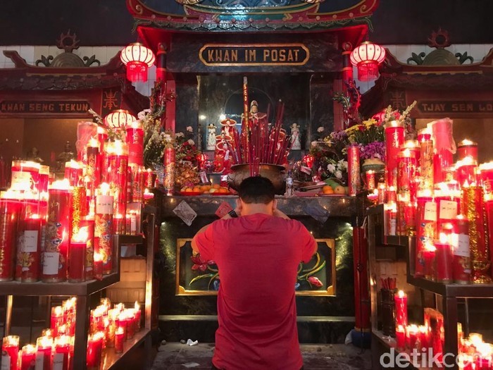 Umat yang merayakan Tahun Baru Imlek di Klenteng Hok Lay Kiong, Bekasi.