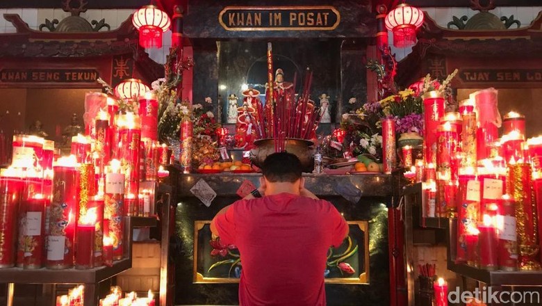 Umat yang merayakan Tahun Baru Imlek di Klenteng Hok Lay Kiong, Bekasi.