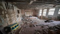 Banyak bangunan yang sudah rusak, dari sekolah, perumahan hingga gedung-gedung bertingkat (iStock)