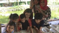 My lil fam, tulis Della saat mengunggah foto perayaan ulang tahun salah satu anggota keluarganya di resto bertema saung. Acara itu dihadiri kakak dan ibunya. Foto: Instagram @dellalled