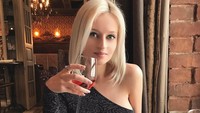 Popularitas Julia sebagai model sudah tidak diragukan lagi. Tapi wanita Rusia ini menuai kontroversi karena tampil dengan badan yang super kurus. Foto: Instagram @pink_huink