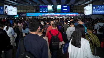 Orang-orang yang bekerja di Shenzhen alias Silicon Valley-nya China pun berbondong-bondong pulang kampung saat Imlek. Foto: Reuters/Stringer