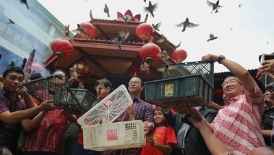 Potret Anies Saat Imlek: Lepas Burung hingga Beli Baju Cheongsam