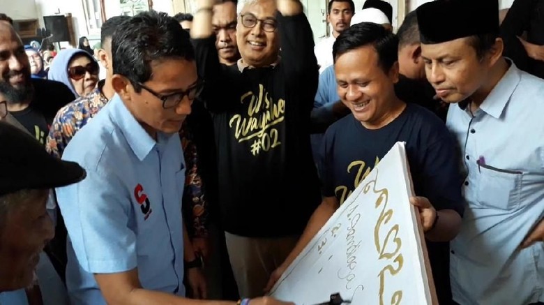Ke Kampung Batik Solo, Sandiaga: Ini Titik Ke-1.122 yang Saya Kunjungi Ke Kampung Batik Solo, Sandiaga: Ini Titik Ke-1.122 yang Saya Kunjungi