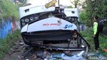 Detik-detik Evakuasi Korban Tewas Kecelakaan Bus Kramat Djati