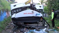 Bus berplat nomor D 7591 AF ini ditumpangi oleh 13 orang.