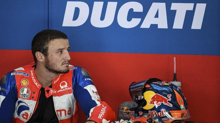 Jack Miller bersamalah dengan alas duduk di motor Ducati-nya saat tampil pada MotoGP Qatar (Mohd RASFAN / AFP) Jack Miller bersamalah dengan alas duduk di motor Ducati-nya saat tampil pada MotoGP Qatar (Mohd RASFAN / AFP)