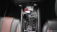 DFSK Glory 580 sudah dilengkapi berbagai fitur pintar seperti sistem rem anti-lock (ABS), electronic brake force distribution (EBD), electronic brake assist (EBA), electronic parking brake (EPB), fungsi HHC uphill assist, tire pressure monitoring system (TPMS), driving recorder, kamera parkir, layar sentuh 10-inch, setir berlapis kulit dengan tombol multi-fungsi dan smart key. Foto: Lamhot Aritonang