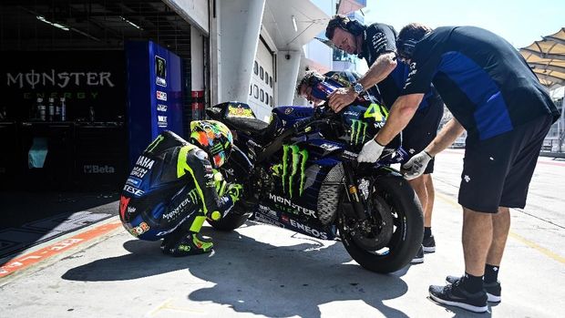 Valentino Rossi menjadi pebalap tertua di MotoGP 2019.