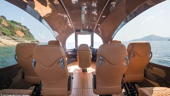 Bagian jendelanya dirancang anti peluru serta dapat menyesuaikan transparansi pandangan sesuai dengan intensitas cahaya. (Foto: Jet Capsule)