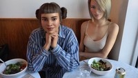 Nah ini saat Bermuda bertemu dengan Lil Miquela, teman sesama robotnya. Keduanya tampak seperti manusia sungguhan yang sedang hang out di kafe sambil makan salad ya. Foto: instagram @bermudaisbae