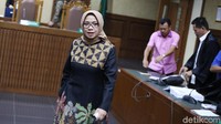 Selain itu, jaksa menyakini Eni bersalah menerima gratifikasi sebesar Rp 5,6 miliar dan SGD 40 ribu. Uang itu diterima Eni dari sejumlah direktur dan pemilik perusahaan di bidang minyak dan gas (migas).